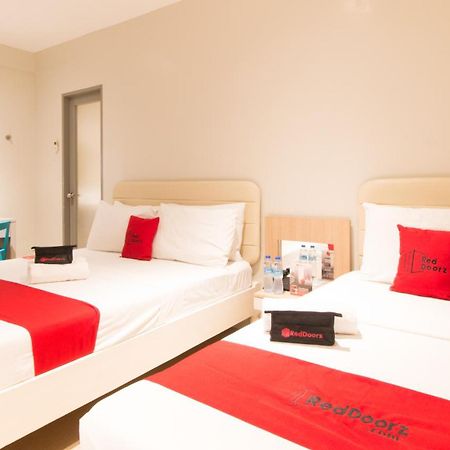 Hotel Reddoorz @ General Segundo Avenue Laoag Esterno foto