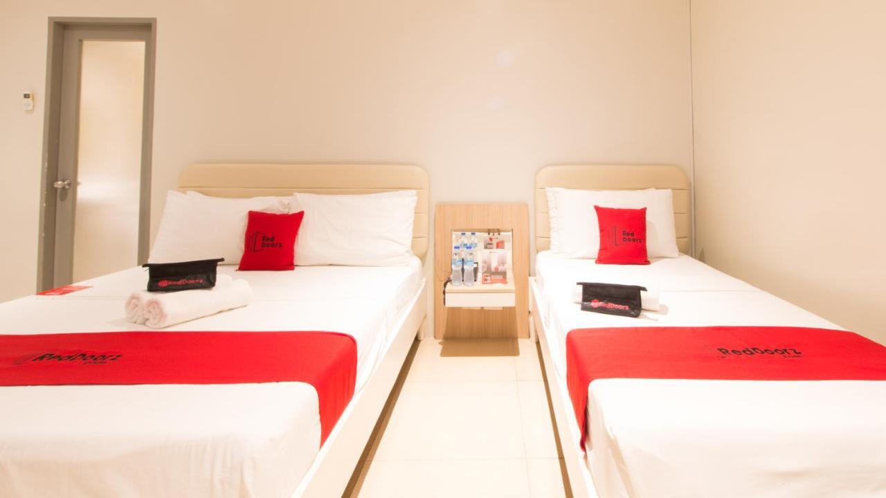 Hotel Reddoorz @ General Segundo Avenue Laoag Esterno foto