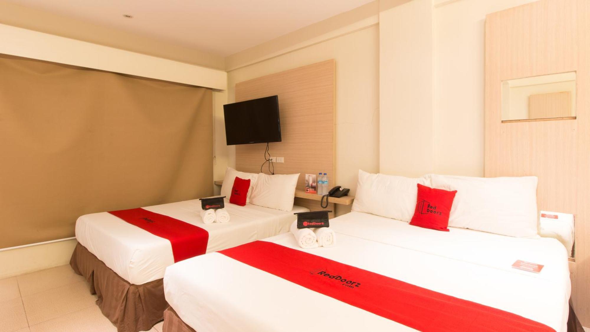 Hotel Reddoorz @ General Segundo Avenue Laoag Esterno foto