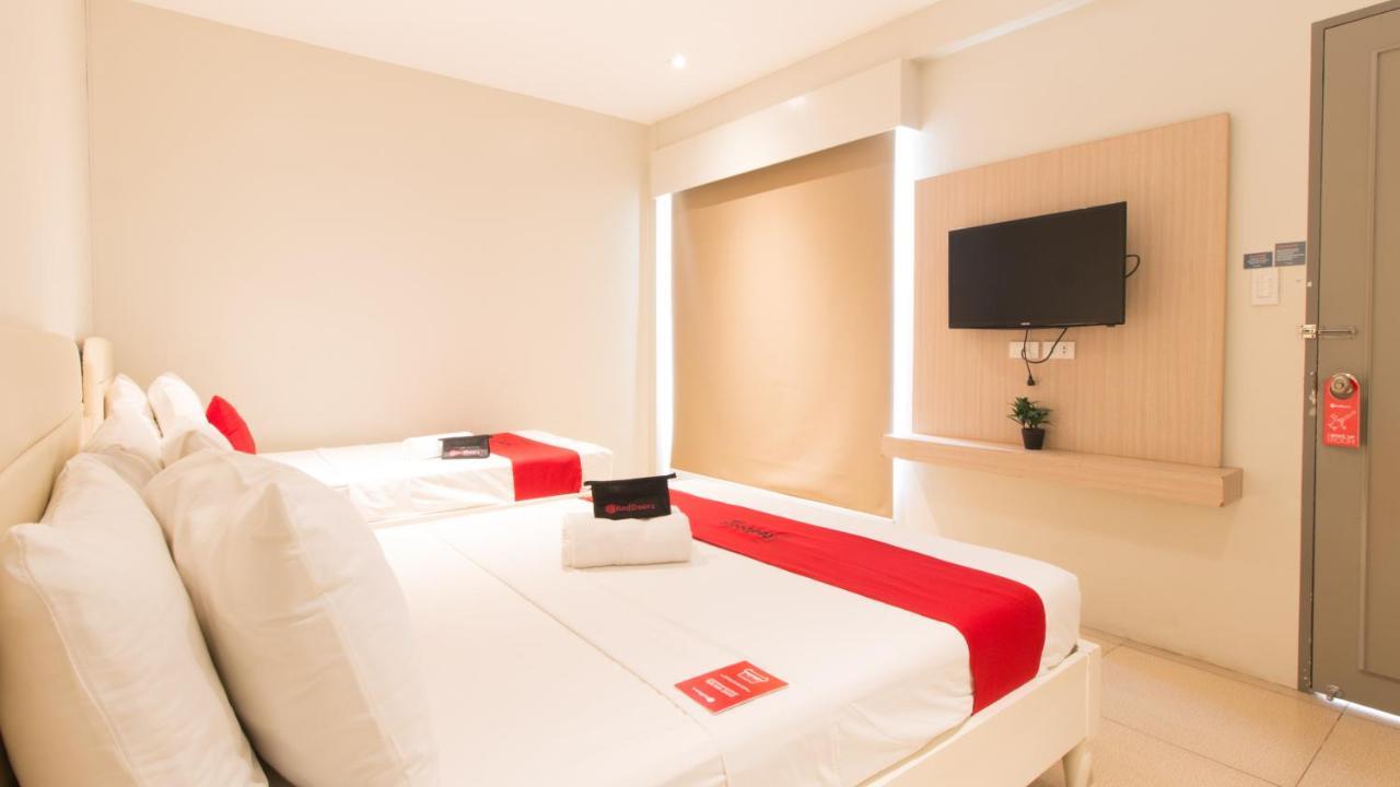 Hotel Reddoorz @ General Segundo Avenue Laoag Esterno foto