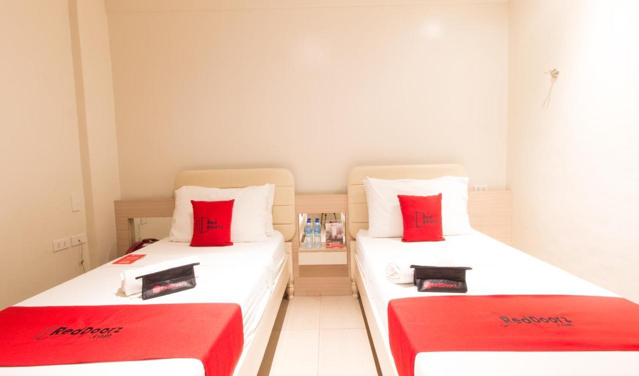 Hotel Reddoorz @ General Segundo Avenue Laoag Esterno foto