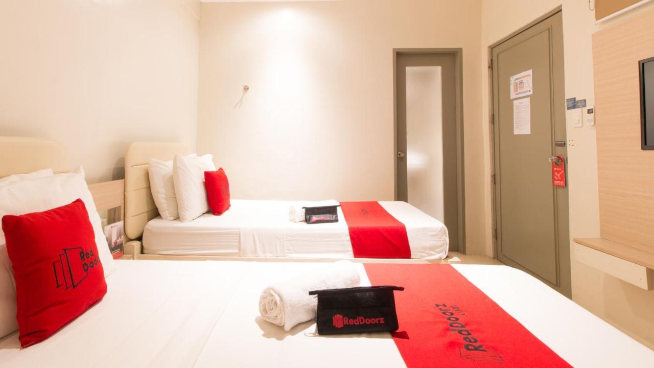 Hotel Reddoorz @ General Segundo Avenue Laoag Esterno foto
