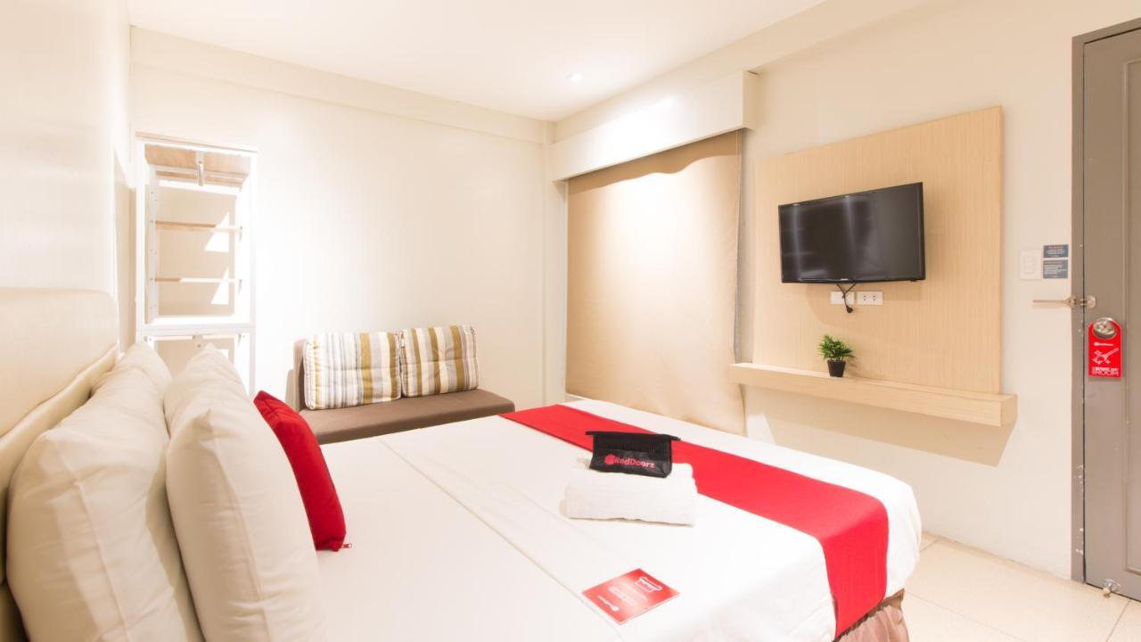 Hotel Reddoorz @ General Segundo Avenue Laoag Esterno foto