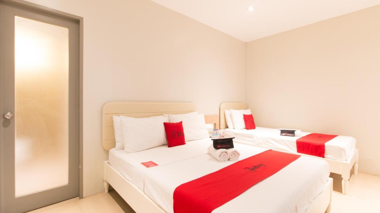 Hotel Reddoorz @ General Segundo Avenue Laoag Esterno foto