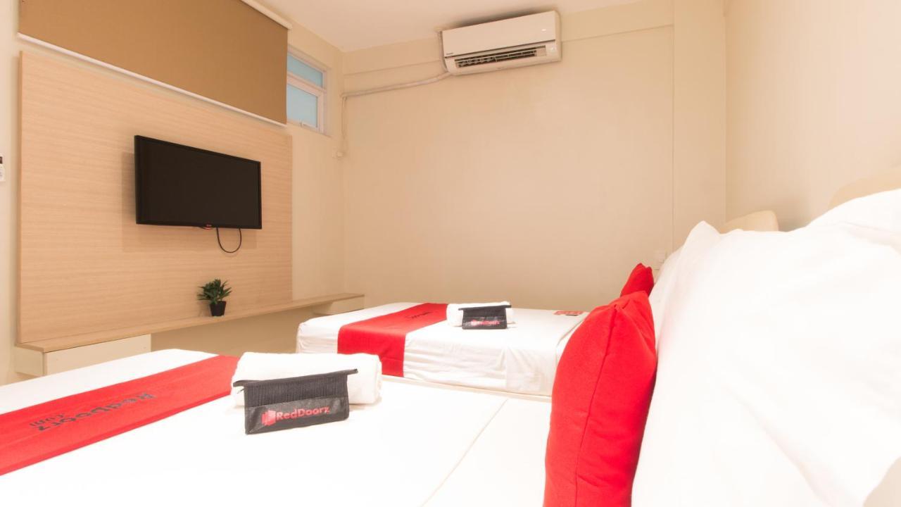 Hotel Reddoorz @ General Segundo Avenue Laoag Esterno foto