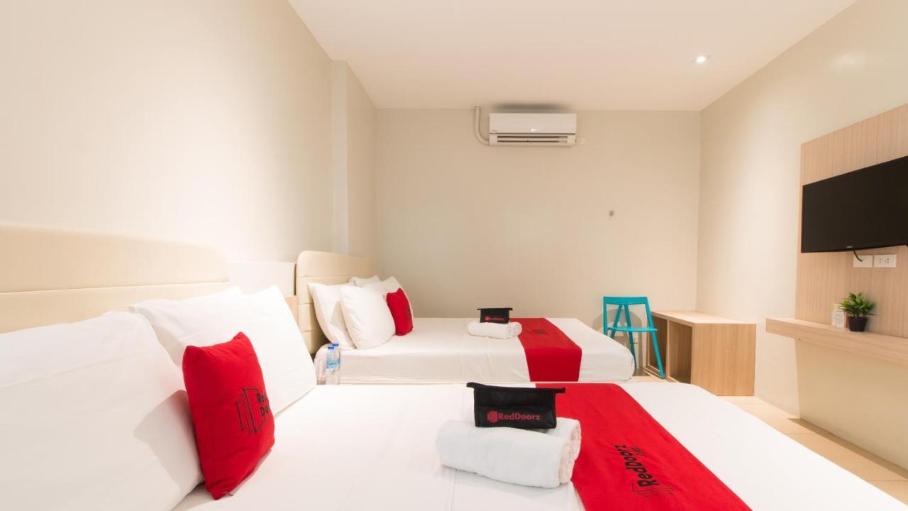 Hotel Reddoorz @ General Segundo Avenue Laoag Esterno foto