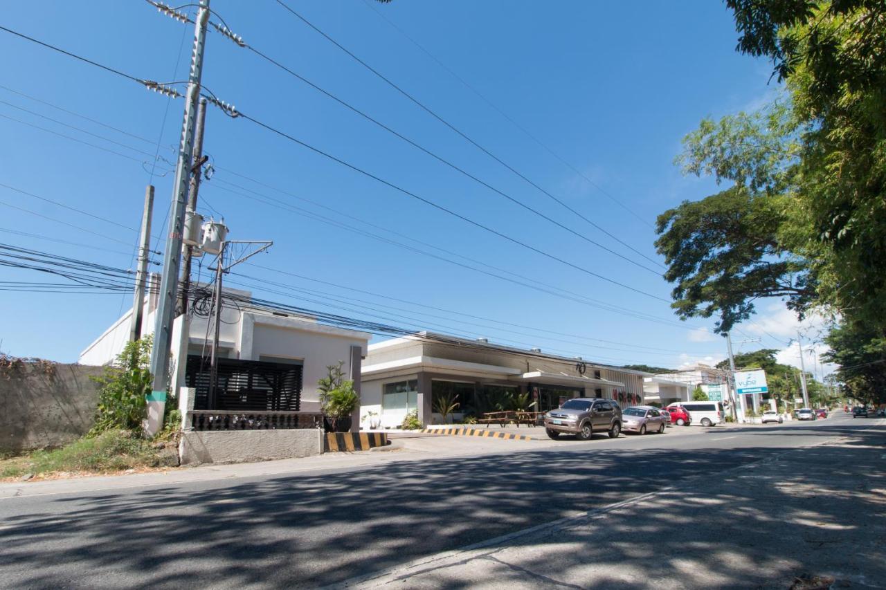 Hotel Reddoorz @ General Segundo Avenue Laoag Esterno foto