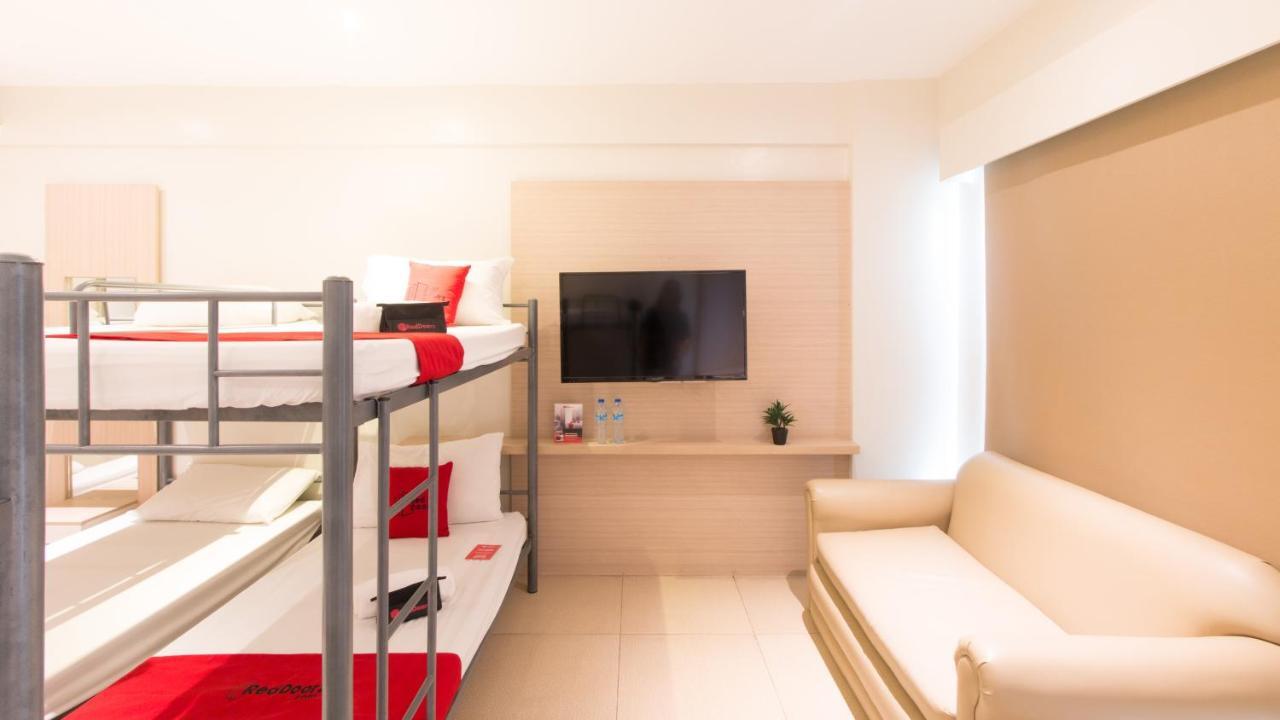 Hotel Reddoorz @ General Segundo Avenue Laoag Esterno foto