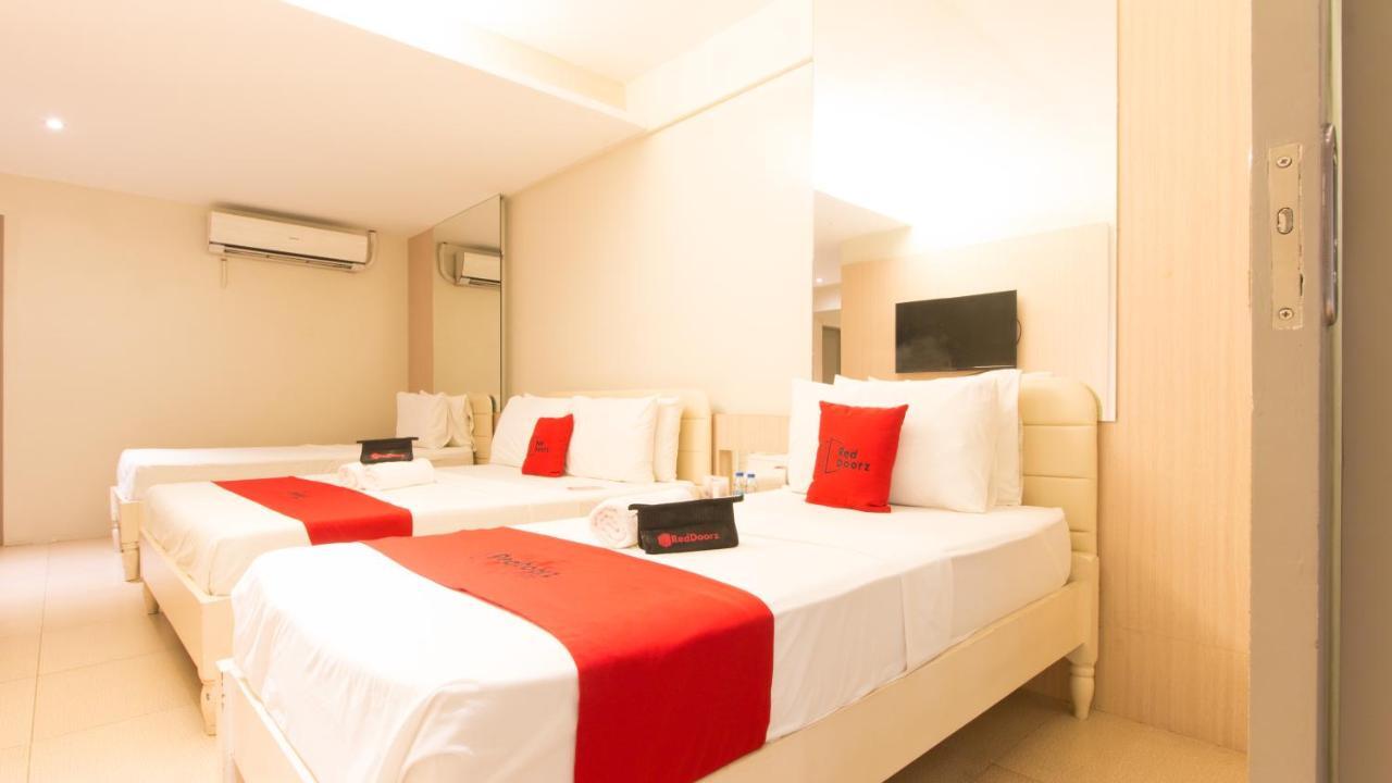 Hotel Reddoorz @ General Segundo Avenue Laoag Esterno foto