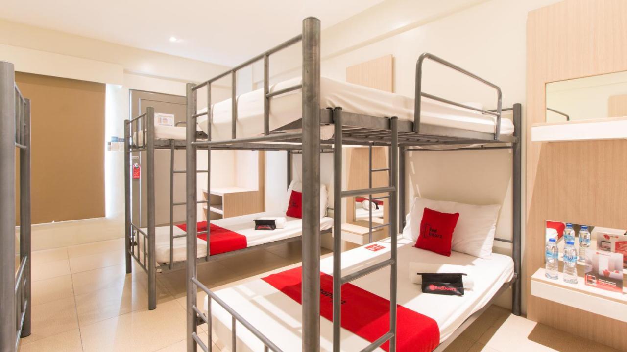 Hotel Reddoorz @ General Segundo Avenue Laoag Esterno foto