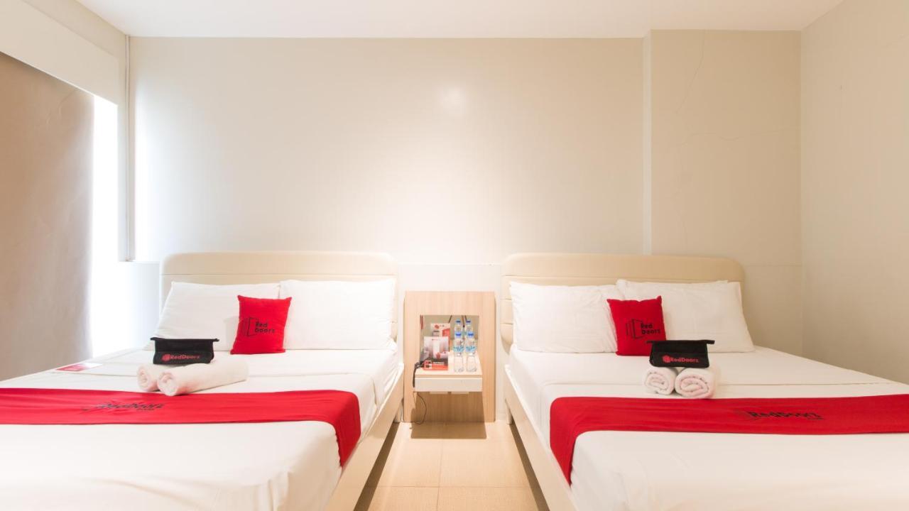Hotel Reddoorz @ General Segundo Avenue Laoag Esterno foto